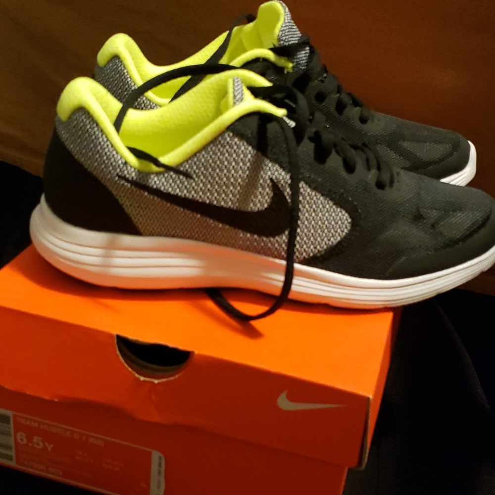 Nike Team Hustle D 7
